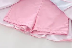 Détail de maillot de bain fille à volants avec short rose et coutures élastiques