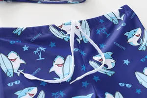 Détail du short de bain garçon à motif requin avec taille élastique et cordon blanc