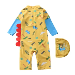 Flachbild des Jungen-Einteilers mit Dino-Flossen und passender Badekappe