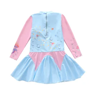 Détail du maillot de bain manches longues fille avec motif sirène et jupe à volants