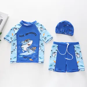 Détail à plat du maillot de bain garçon 3 pièces bleu avec motif requin, short et bonnet