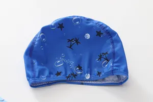 Détail du bonnet de bain bleu pour enfant avec motifs océan et coutures renforcées