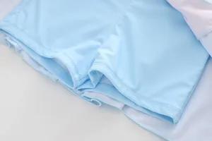 Détail de maillot de bain bleu clair avec coutures précises et doublure de protection
