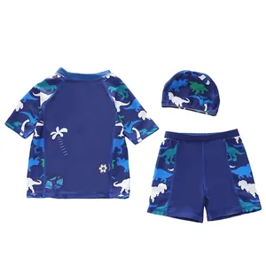Detail van de driedelige kinderzwemkleding met dinosaurusprint en bijpassende muts
