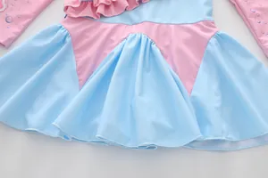 Détail de maillot de bain fille rose et bleu avec ourlet volanté et motif gouttes