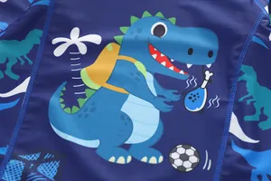 Detail van jongenszwemkleding met cartoon dinosaurusprint en platte naden