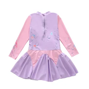 Détail du maillot de bain rose et violet pour filles avec imprimé sirène et zip au dos
