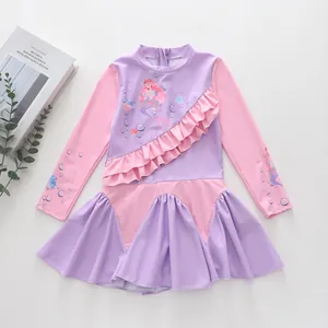 Détail d'un maillot de bain manches longues fille avec motif sirène et jupe à volants