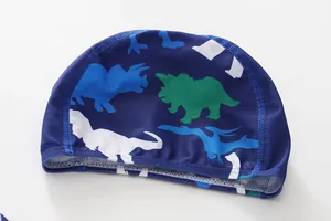 Detailweergave van elastische blauwe badmuts met kleurrijke dinosaurusprints en naden