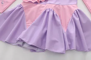Vue détaillée de l'ourlet à volants rose et violet du maillot de bain pour enfant