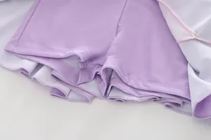 Détail du maillot de bain lavande pour fille montrant la doublure et les finitions