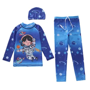 Vue détaillée du maillot de bain 3 pièces garçon avec imprimés espace et astronaute
