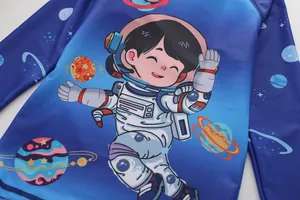 Détail du maillot de bain bleu enfant avec un imprimé coloré d'astronaute et de l'espace
