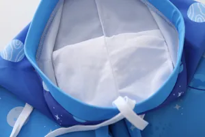 Détail d'un short de bain pour garçon avec doublure en maille et cordon de serrage