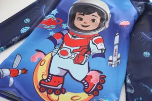 Détail du maillot de bain anti-UV pour garçons avec motif astronaute de la NASA