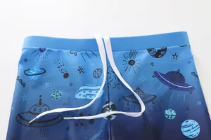 Détail de la taille du short de bain garçon avec imprimé espace et cordon blanc
