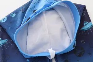 Détail du maillot de bain garçon avec motifs espace UFO, doublure filet et cordon réglable