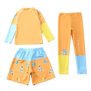 Dettagli in piano del costume da bagno da bambino 3 pezzi con stampe di cartoni animati