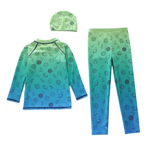 Vue détaillée du maillot de bain trois pièces pour enfants avec motif espace et dégradé