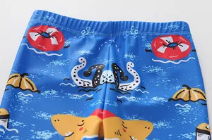 Macro du tissu de maillot de bain bleu pour enfants avec motifs poulpe et requin