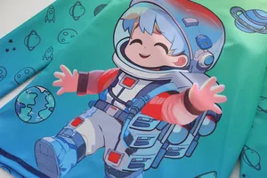 Détail du haut de bain pour garçons avec imprimé astronaute et dégradé bleu-vert