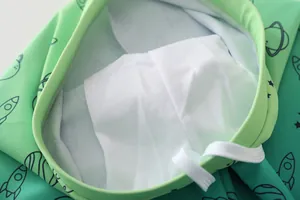 Détail du maillot de bain garçon montrant la doublure en filet et la taille élastique