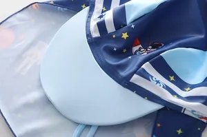 Détail du chapeau de soleil enfant avec motifs d'astronaute et protège-nuque