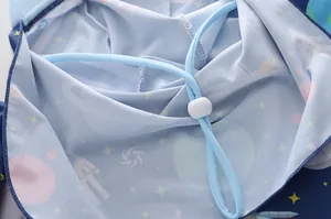 Détail du tissu de maillot de bain bleu avec motif espace et cordon de serrage