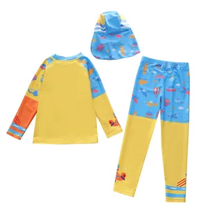 Détail d'un maillot de bain trois pièces pour enfant avec motifs avion et tissu anti-UV