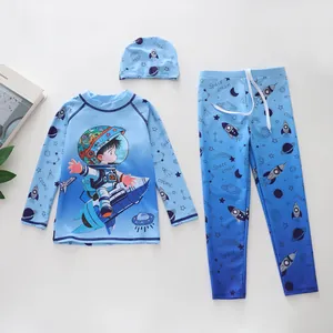 Vue détaillée du maillot de bain 3 pièces pour garçon sur le thème de l'espace et du bonnet