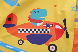 Détail du tissu de maillot de bain avec motif dinosaure sur fond jaune vif