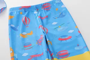 Détail de la taille du maillot de bain garçon avec imprimés avions et montgolfières