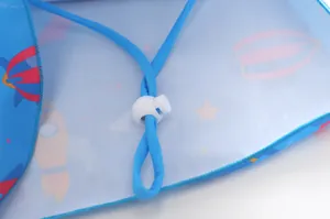 Gros plan sur tissu bleu respirant à motif spatial et bloqueur de cordon blanc