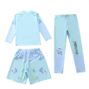 Dettaglio in piano del costume da bagno tre pezzi blu per bambini con stampe di ippopotami