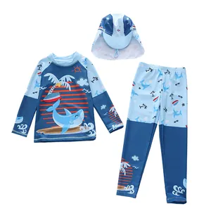 Détail de l'ensemble de bain enfant trois pièces avec motifs requins et palmiers