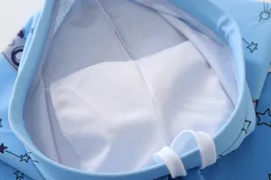 Détail de maillot de bain garçon montrant la doublure en mesh et le motif étoilé