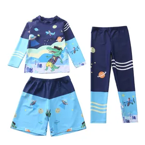Dettaglio del costume da bagno protettivo per bambini con motivi di dinosauri spaziali