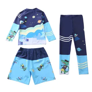 Dettaglio del set da nuoto in tre pezzi blu scuro per bambini con stampe spaziali a cartone