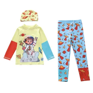 Détail à plat du maillot de bain trois pièces pour enfants avec motif astronaute