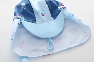 Bonnet de bain pour enfant avec protection de nuque et motifs nautiques bleus