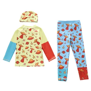 Détail de maillot de bain protection solaire garçons avec imprimé espace et OVNI