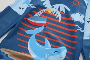 Détail de l'imprimé requin sur tissu à séchage rapide pour maillot de bain enfant