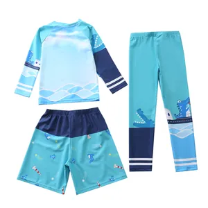 Dettaglio del costume da bagno protettivo per bambini a maniche lunghe con stampa nautica