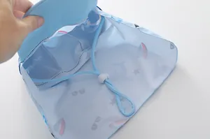 Détail du chapeau de soleil bleu clair avec motif requin et cordon ajustable