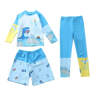 Dettaglio del costume da bagno bimbo 3 pezzi con stampa dinosauro e maglia a maniche lunghe