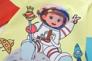 Détail de maillot de bain enfant jaune avec motif astronaute et manches color-block