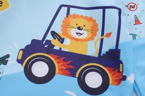 Détail d'un maillot de bain pour garçon en polyester bleu avec motif de lion en jeep