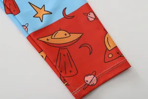 Détail de la couture à double aiguille sur le maillot de bain enfant motif espace dessin