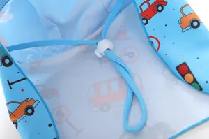 Gros plan du maillot de bain enfant avec motifs voitures et cordon de serrage réglable
