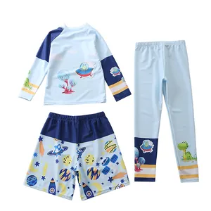 Dettaglio del set da nuoto 3 pezzi per bambini con maglia a maniche lunghe e tema spaziale